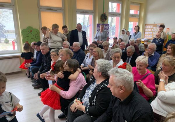 Dzień Babi i Dziadka w grupie: Motylki, Ptaszki i Wesołe Skrzaty